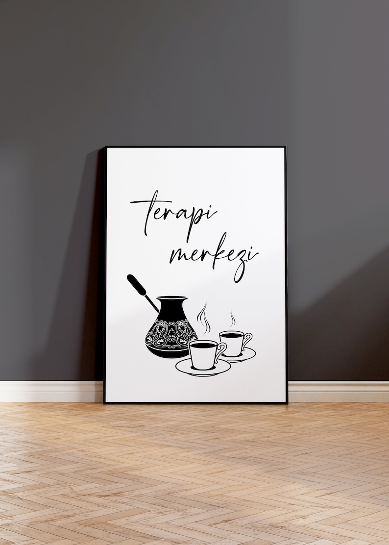 Peut inclure: Illustration en noir et blanc d'une cafeti&egrave;re turque et de deux tasses de caf&eacute; avec de la vapeur qui s'en &eacute;chappe. Le texte "Terapi merkezi" est &eacute;crit en cursive au-dessus de la cafeti&egrave;re.