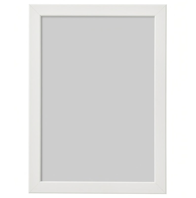 Peut inclure: Un cadre photo blanc au design simple et &eacute;pur&eacute;. Le cadre est en bois et a une finition lisse et mate.