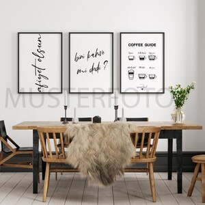 Peut inclure: Trois impressions encadr&eacute;es noires sur un mur blanc au-dessus d'une table &agrave; manger en bois avec des chaises. Les impressions pr&eacute;sentent du texte turc et un guide du caf&eacute; avec des illustrations de diff&eacute;rentes boissons au caf&eacute;.