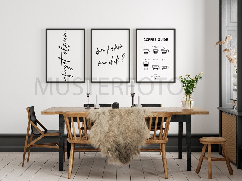 Peut inclure: Trois impressions encadr&eacute;es noires sur un mur blanc au-dessus d'une table &agrave; manger en bois avec des chaises. Les impressions pr&eacute;sentent du texte turc et un guide du caf&eacute; avec des illustrations de diff&eacute;rentes boissons au caf&eacute;.