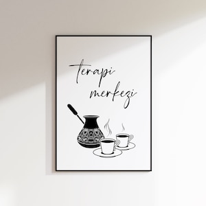 Peut inclure: Illustration en noir et blanc d'une cafeti&egrave;re turque et de deux tasses de caf&eacute; avec le texte "terapi merkezi" en cursive.