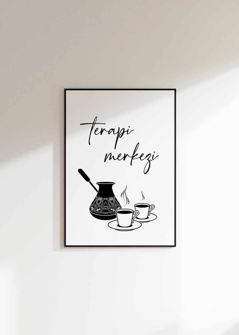 Peut inclure: Illustration en noir et blanc d'une cafeti&egrave;re turque et de deux tasses de caf&eacute; avec le texte "terapi merkezi" en cursive.