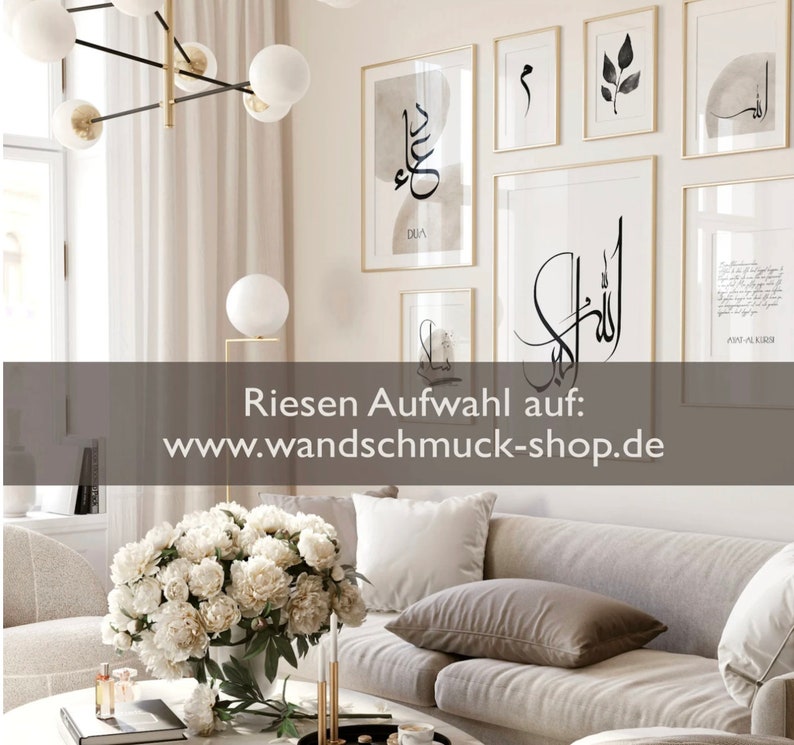 Peut inclure: Un int&eacute;rieur de salon avec un canap&eacute; gris et des fleurs blanches dans un vase sur une table basse. Le mur est d&eacute;cor&eacute; d'impressions d'art de calligraphie noir et blanc encadr&eacute;es. Le texte sur le mur indique "DUA" et "ALLAH". Le texte en bas de l'image indique "Riesen Auswahl auf: www.wandschmuck-shop.de".