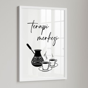 Peut inclure: Illustration en noir et blanc d'une cafeti&egrave;re turque avec deux tasses de caf&eacute;. Le texte "Terapi merkezi" est &eacute;crit en lettres cursives noires.