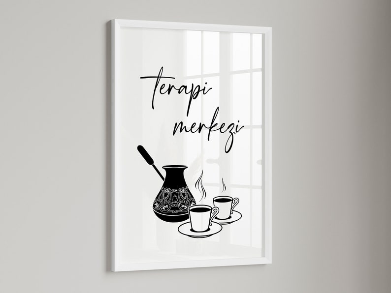 Peut inclure: Illustration en noir et blanc d'une cafeti&egrave;re turque avec deux tasses de caf&eacute;. Le texte "Terapi merkezi" est &eacute;crit en lettres cursives noires.