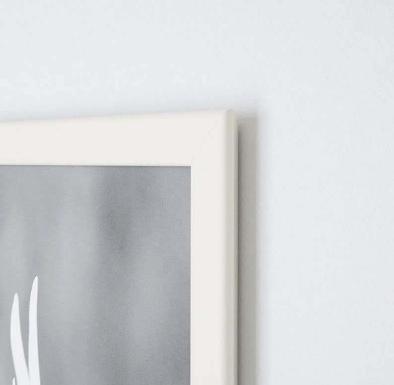 Peut inclure: Un cadre photo blanc avec une image grise et blanche &agrave; l'int&eacute;rieur. Le cadre est sur un mur blanc.