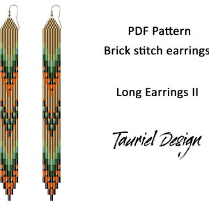 Può includere: Modello PDF per orecchini a punto mattoncino, chiamato "Orecchini lunghi II" di Tauriel Design. Gli orecchini sono lunghi e presentano un motivo geometrico in arancione, verde, nero e beige.