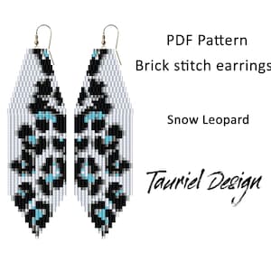 Może przedstawiać: Para kolczyków z motywem śnieżnego lamparta wykonanych ściegiem ceglanym. Kolczyki są białe z czarnymi i jasnoniebieskimi plamami. Widoczny jest również tekst "PDF Pattern Brick stitch earrings Snow Leopard Tauriel Design".