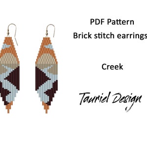Puede incluir: Patr&oacute;n PDF para pendientes de punto de ladrillo llamado "Creek" de Tauriel Design. Los pendientes son largos y estrechos, con un patr&oacute;n geom&eacute;trico en tonos marrones, grises y blancos.