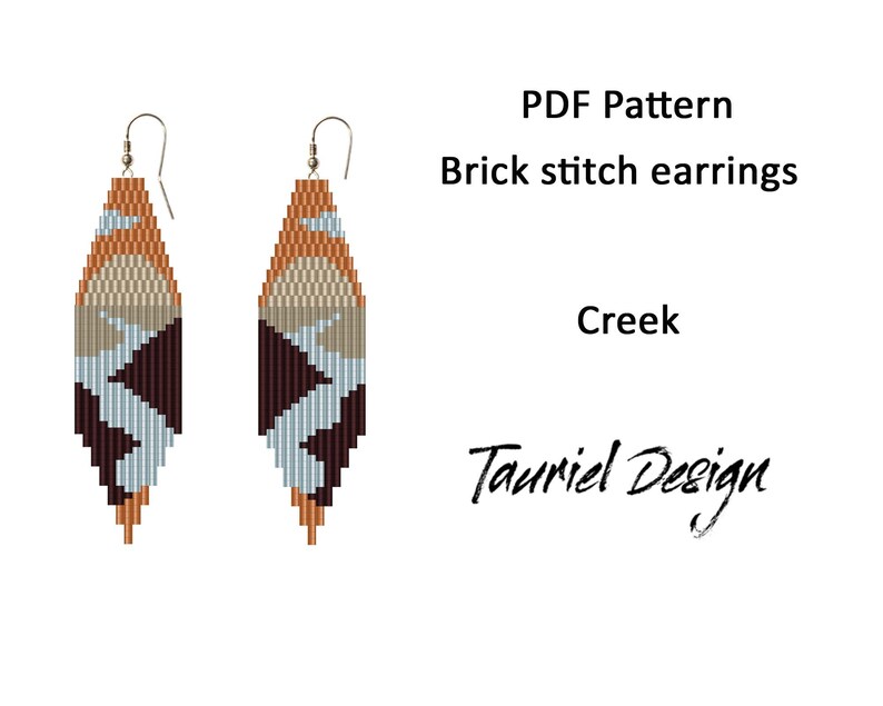 Puede incluir: Patr&oacute;n PDF para pendientes de punto de ladrillo llamado "Creek" de Tauriel Design. Los pendientes son largos y estrechos, con un patr&oacute;n geom&eacute;trico en tonos marrones, grises y blancos.