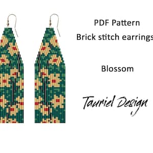 Può includere: Modello PDF per orecchini a punto mattoncino con un design floreale. Gli orecchini sono verdi con fiori gialli e rossi. Il modello si chiama "Blossom" ed è di Tauriel Design.