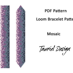 Könnte beinhalten: Zwei Webarmbandmuster in Lila-, Blau- und Weißtönen. Die Muster sind vertikal und weisen ein Mosaikdesign auf. Der Text auf dem Bild lautet "PDF Pattern", "Loom Bracelet Pattern", "Mosaic" und "Tauriel Design".