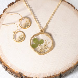 Real Dried Flower Necklace and Earring Set!  Rare to find an irregular circle pendant necklace with matching earrings