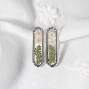 Chic and beautiful pair of handmade dry pressed flower resin earrings | Minimal botanical earrings | Gift for Her