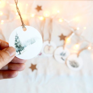 Runde Geschenkanhänger 8er Set mit Wintermotiven Tannenbaum, Schneelandschaften u.a. für Weihnachtsgeschenke der Familie, Freunden o. Kunden