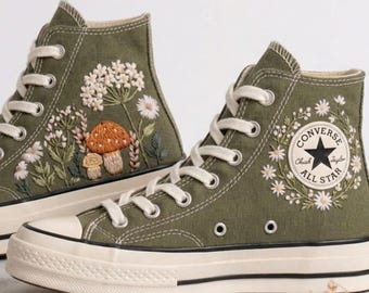 Broderad maskros- och svampfärgad Converse Chuck Taylor All Star High Top | Anpassade Wildflowers Flower Design Damskor