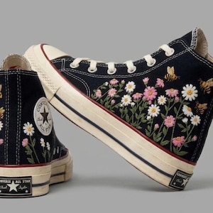Converse Chuck Taylor All Star mit Gänseblümchenstickerei – Schulschuhe mit individuellem Bienen- und Blumenmotiv