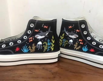 コンバースシューズにサメの刺繍入り - 海のテーマのカスタム刺繍スニーカー - ダイバーへの手作りギフト
