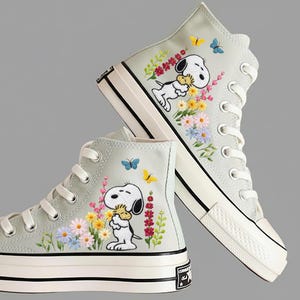 Converse Sneakers med broderad tecknad hund, höga sneakers: Anpassade skor med blom- och animedesign, bröllopsskor