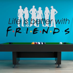 A vida é melhor com amigos – decalque de parede de vinil, decoração de sala de espera, decalque de letras de vinil personalizado, letras grandes de parede, arte de parede de letras