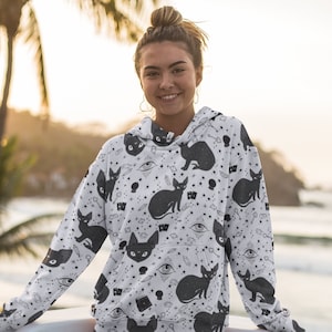 Gato Negro Lunar sobre sudadera con capucha unisex blanca / Brujería, celestial, gato esfinge lunar, místico, cristal, libro de hechizos, bola de cristal, cartas del tarot