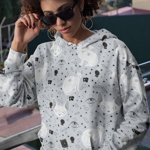 Gato blanco solar sobre sudadera con capucha unisex gris claro / Brujería, celestial, gato esfinge solar, místico, cristal, libro de hechizos, bola de cristal, cartas del tarot