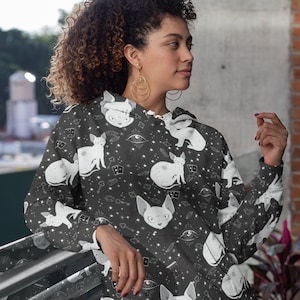 Gato blanco solar sobre sudadera con capucha unisex negra / Brujería, celestial, gato esfinge solar, místico, cristal, libro de hechizos, bola de cristal, cartas del tarot