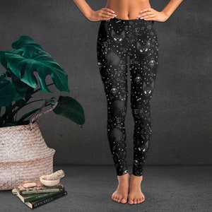 Chat noir lunaire sur leggings noirs | Sorcière, gothique, céleste, chat sphynx lunaire, mystique, cristal, livre de sorts, cartes de tarot
