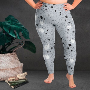 Chat solaire blanc sur fond gris | Leggings grande taille 2X-6X | Sorcière, gothique, céleste, chat sphynx solaire, mystique, cristal, livre de sorts, cartes de tarot