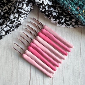 PINK CROCHET HOOKS, 2mm to 6mm, Crochet Hook Set, Crochet Tools & Supplies, Rose Pink Aluminum Hooks, Soft Grip Handles, Gift Set