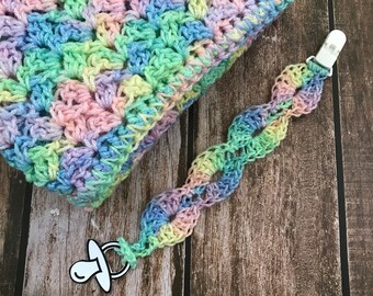 Manta de bebé tejida a crochet: arcoíris pastel brillante, hecha a mano en Canadá, incluye clip para chupete.
