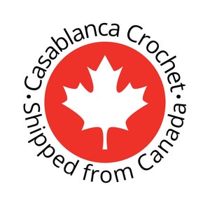 Puede incluir: Un logotipo circular con fondo rojo y una hoja de arce blanca en el centro. Las palabras "Casablanca Crochet" y "enviado desde Canad&aacute;" est&aacute;n escritas en un patr&oacute;n circular alrededor del logotipo.