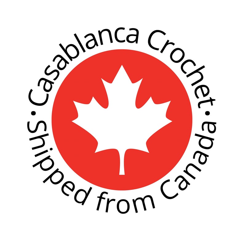 Puede incluir: Un logotipo circular con fondo rojo y una hoja de arce blanca en el centro. Las palabras "Casablanca Crochet" y "enviado desde Canad&aacute;" est&aacute;n escritas en un patr&oacute;n circular alrededor del logotipo.