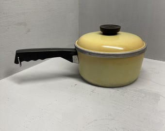 Vintage CLUB 2 Quart saucepan with lid. Harvest Gold