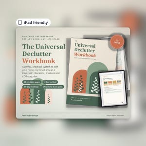 Könnte beinhalten: Ein druckbares PDF-Arbeitsbuch mit dem Titel The Universal Declutter Workbook, das einen 30-Tage-Plan, Checklisten und Tracker enthält. Das Cover zeigt grüne und terrakottafarbene Bogengrafiken mit Pflanzenillustrationen.