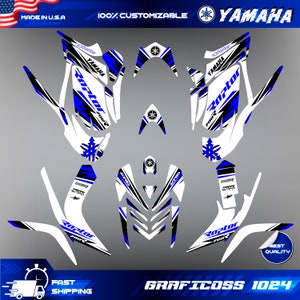 Puede incluir: Kit de gráficos Yamaha Raptor 700 en azul, negro y blanco. El kit incluye un juego completo de gráficos para la parte delantera, los laterales y la parte trasera del ATV. Los gráficos están impresos en vinilo de alta calidad y están diseñados para ser duraderos y de larga duración.