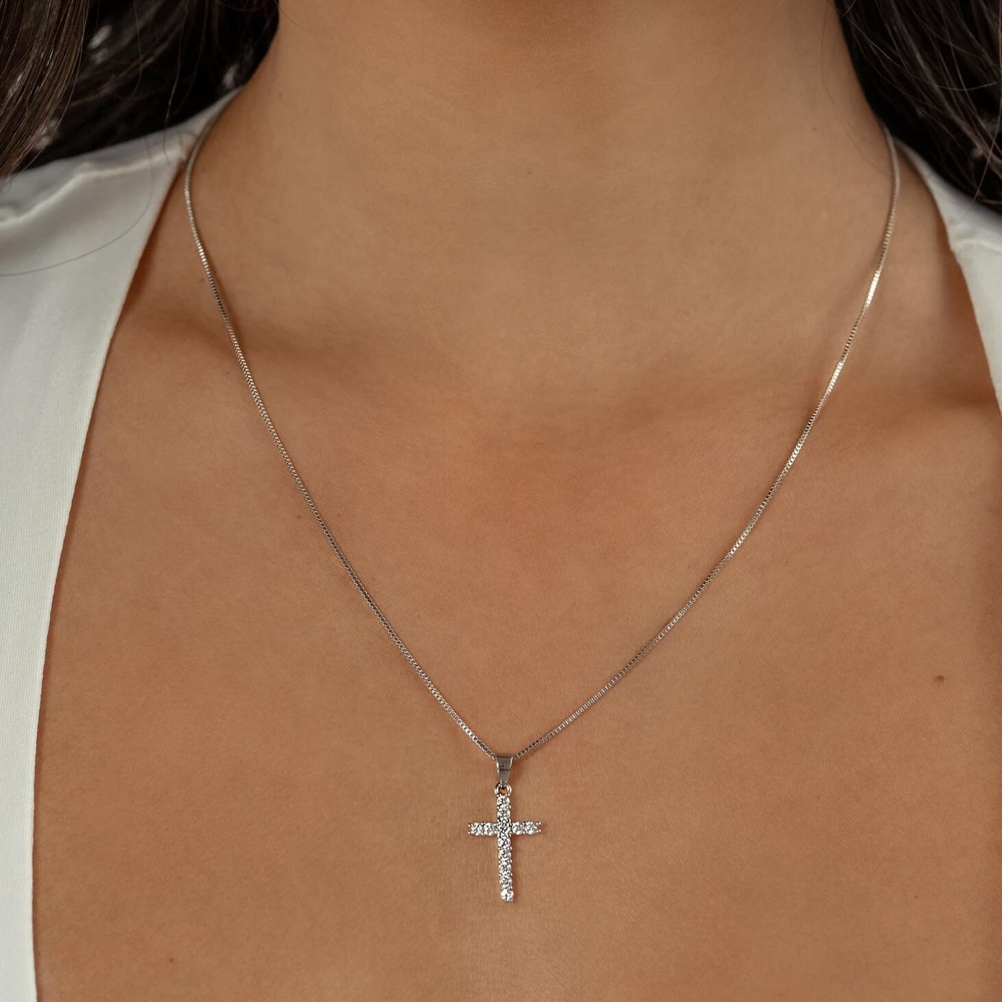 1 Pezzo Collana con Pendente a Croce Intarsiato con Zirconia Cubica in