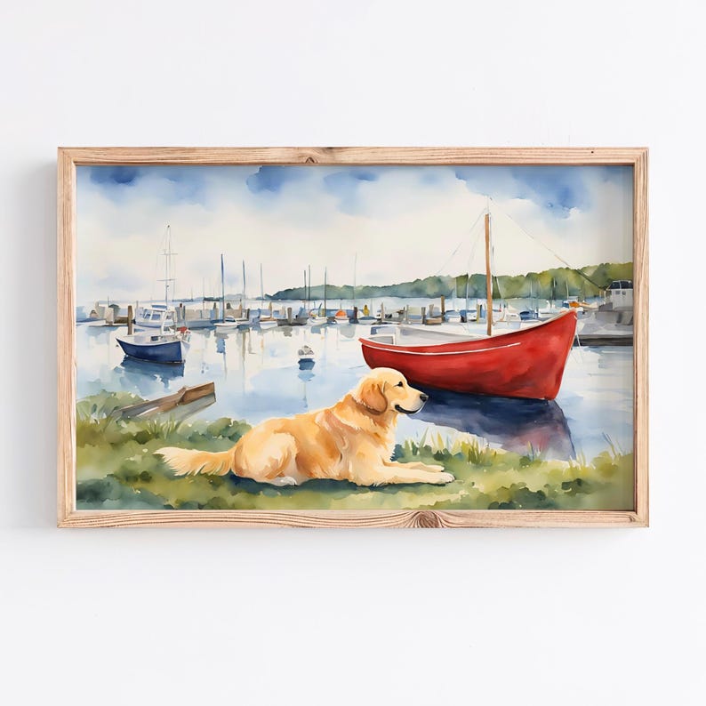 Puede incluir: Una pintura de acuarela de un perro golden retriever sentado en una orilla cubierta de hierba junto a un bote rojo. El perro mira hacia la derecha de la imagen. El bote est&aacute; atracado en un puerto con muchos otros botes en el fondo.