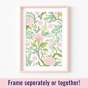 Pu&ograve; includere: Una stampa incorniciata con un motivo floreale con fiori rosa e foglie verdi su uno sfondo bianco.