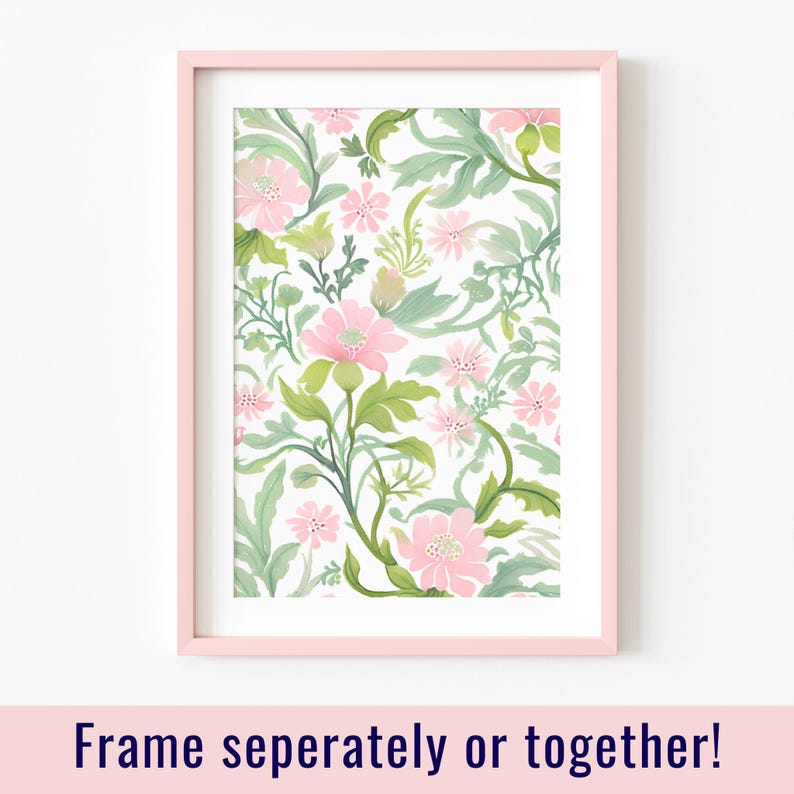 Pu&ograve; includere: Una stampa incorniciata con un motivo floreale con fiori rosa e foglie verdi su uno sfondo bianco.