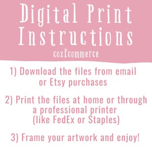 Puede incluir: Fondo rosa con texto blanco que describe las instrucciones para imprimir archivos digitales. El texto dice: "Digital Print Instructions cozEcommerce 1) Descarga los archivos desde tu correo electr&oacute;nico o tus compras de Etsy 2) Imprime los archivos en casa o a trav&eacute;s de una impresora profesional (como FedEx o Staples) 3) Enmarca tu obra de arte y &iexcl;disfr&uacute;tala!"