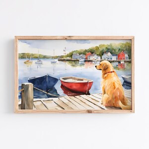 Puede incluir: Una pintura de acuarela de un perro golden retriever sentado en un muelle de madera con vistas a un puerto con veleros y casas coloridas en el fondo.