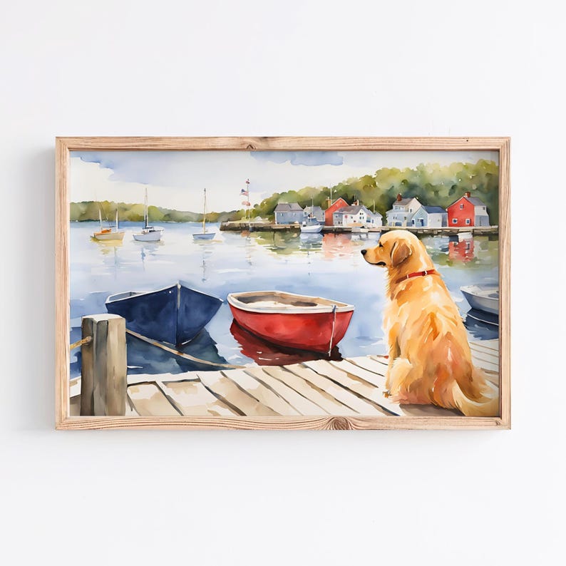 Puede incluir: Una pintura de acuarela de un perro golden retriever sentado en un muelle de madera con vistas a un puerto con veleros y casas coloridas en el fondo.