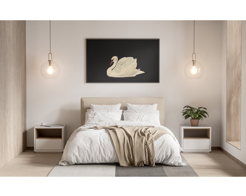 K&ouml;nnte beinhalten: Ein wei&szlig;es Bett mit einer wei&szlig;en Bettdecke und einer beigefarbenen Tagesdecke. Auf beiden Seiten des Bettes stehen zwei wei&szlig;e Nachttische mit Schubladen. &Uuml;ber dem Bett h&auml;ngt ein schwarzer gerahmter Druck eines wei&szlig;en Schwans auf schwarzem Hintergrund. Zwei klare Glaskugeln als Pendelleuchten h&auml;ngen von der Decke.