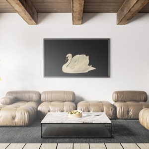 K&ouml;nnte beinhalten: Ein Wohnzimmer-Interieur mit einem braunen Ledersofa in L-Form, einem wei&szlig;en Marmor-Couchtisch und einem schwarzen gerahmten Druck eines wei&szlig;en Schwans auf schwarzem Hintergrund.