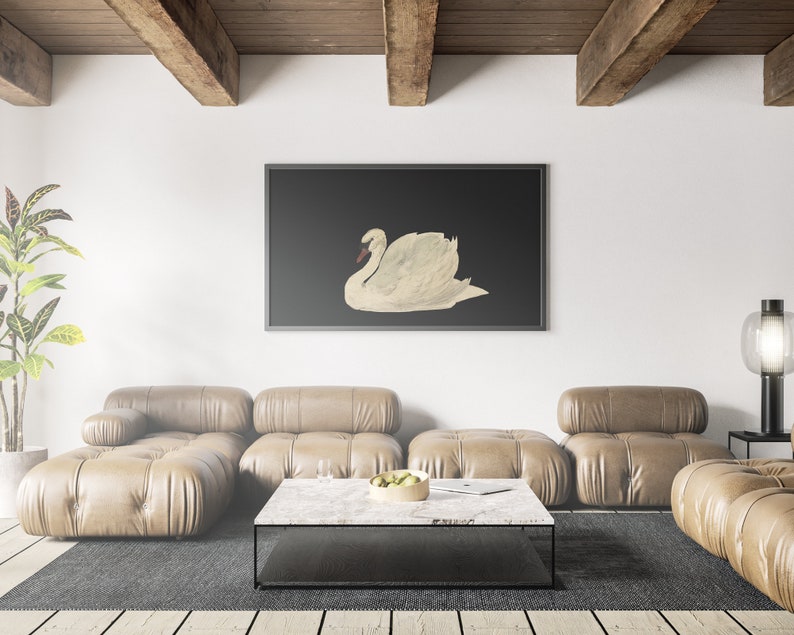 K&ouml;nnte beinhalten: Ein Wohnzimmer-Interieur mit einem braunen Ledersofa in L-Form, einem wei&szlig;en Marmor-Couchtisch und einem schwarzen gerahmten Druck eines wei&szlig;en Schwans auf schwarzem Hintergrund.