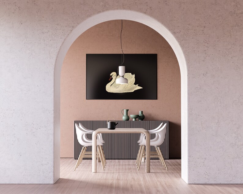 K&ouml;nnte beinhalten: Ein wei&szlig;er Esstisch mit vier wei&szlig;en St&uuml;hlen steht in einem Raum mit einem wei&szlig;en Torbogen. Ein schwarz gerahmtes Bild eines wei&szlig;en Schwans h&auml;ngt an der Wand &uuml;ber dem Tisch. Eine wei&szlig;e Pendelleuchte h&auml;ngt &uuml;ber dem Tisch.