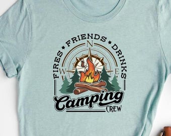 Camiseta de equipo de acampada, camisetas de equipo de acampada, camiseta de vacaciones, camiseta de equipo de acampada, equipo de acampada, fogatas, amigos y bebidas, amantes de la naturaleza, amantes de la aventura
