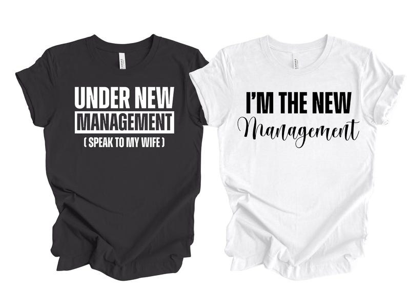 Pu&ograve; includere: Due t-shirt bianche e nere con un messaggio divertente per una coppia. La maglietta nera dice "Sotto nuova direzione (Parla con mia moglie)". La maglietta bianca dice "Sono la nuova direzione".