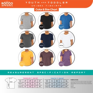 Op de afbeelding: Een maattabel voor unisex T-shirts voor kinderen en peuters. De tabel toont de verschillende beschikbare kleuren en maten, evenals de afmetingen voor elke maat. De kleuren omvatten atletisch grijs, zwart, columbia blauw, donkergrijs, marine, wit, geel goud, heather maroon en team paars.